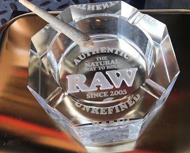 RAW CRYSTAL ASHTRAY - Trendies Smoke and Vape